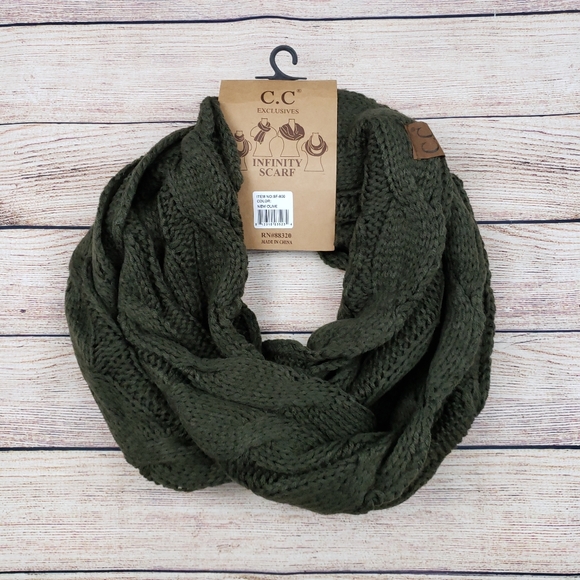 Solid cable knit C.C infinity scarf - Picture 2 of 3